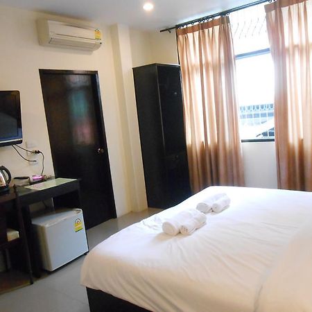 The Bang Khun Phrom Suites Bangkok Pokój zdjęcie