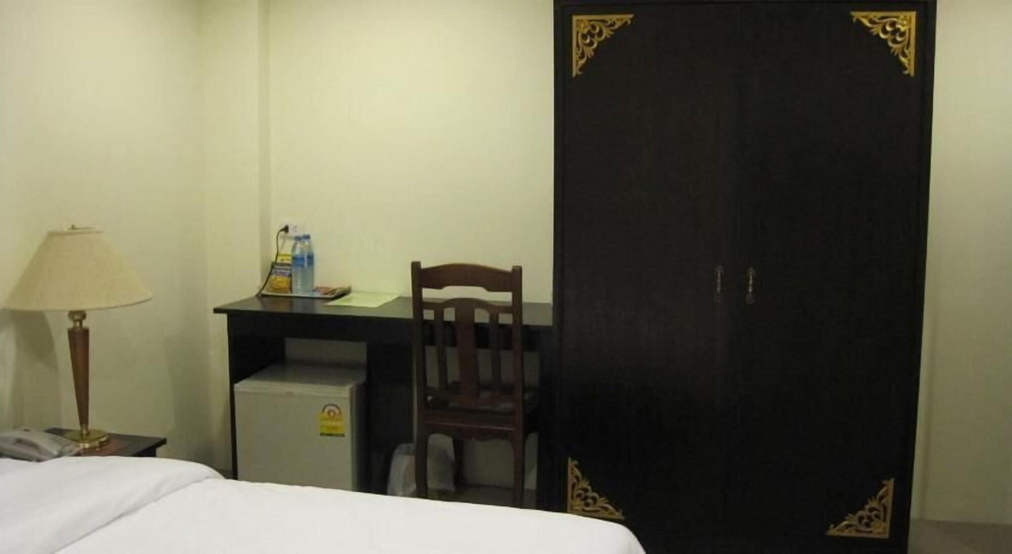 The Bang Khun Phrom Suites Bangkok Zewnętrze zdjęcie