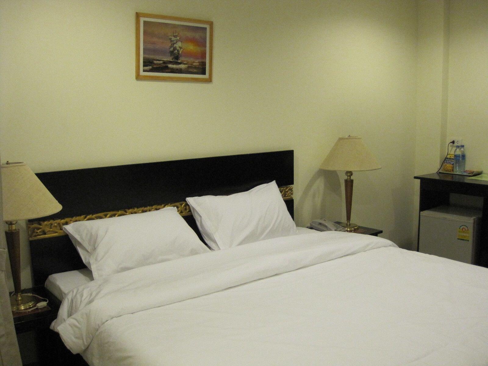 The Bang Khun Phrom Suites Bangkok Zewnętrze zdjęcie
