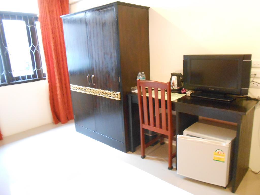 The Bang Khun Phrom Suites Bangkok Pokój zdjęcie