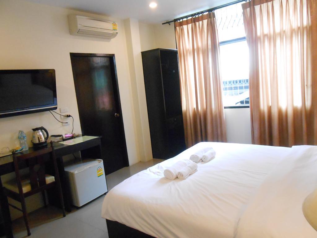 The Bang Khun Phrom Suites Bangkok Pokój zdjęcie