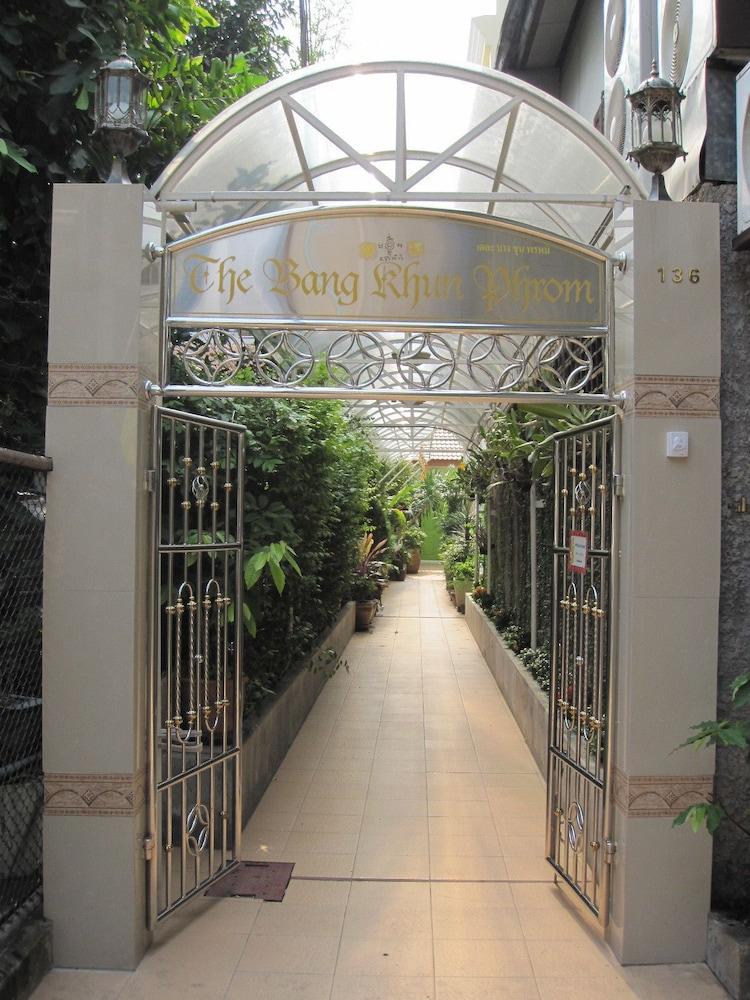 The Bang Khun Phrom Suites Bangkok Zewnętrze zdjęcie