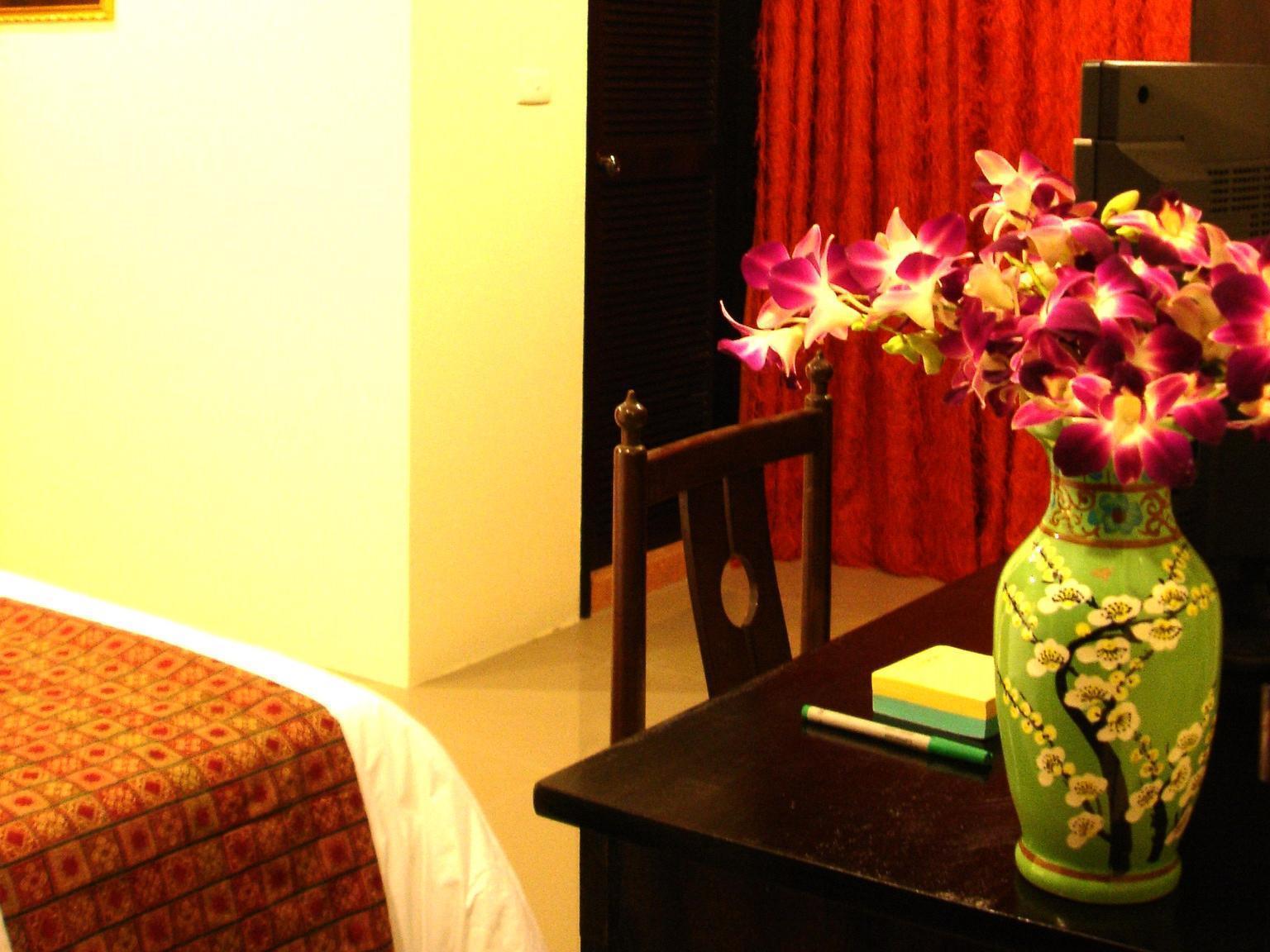 The Bang Khun Phrom Suites Bangkok Zewnętrze zdjęcie