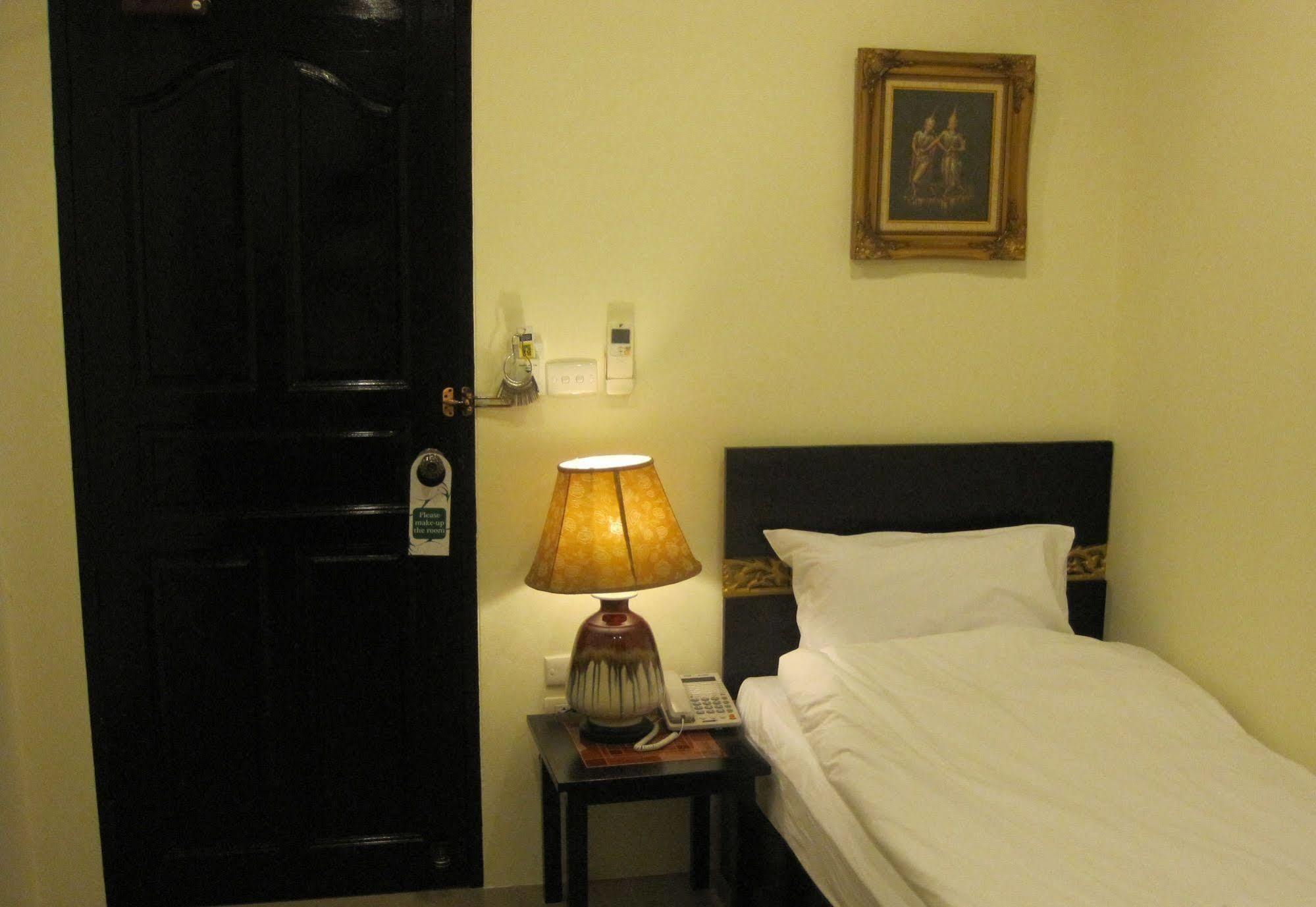 The Bang Khun Phrom Suites Bangkok Zewnętrze zdjęcie